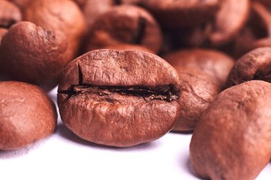 Beyaz arka planda kahve çekirdekleri. Arka plan duvar kâğıdı. Kavrulmuş Arap fasulyesi.