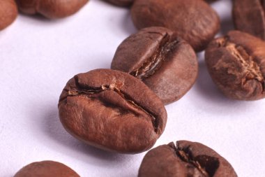 Beyaz arka planda kahve çekirdekleri. Arka plan duvar kâğıdı. Kavrulmuş Arap fasulyesi.