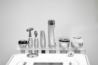 Bir kozmetoloji kliniğinde yüz derisinin hidrodermabrüksiyonu için aygıt eklentileri