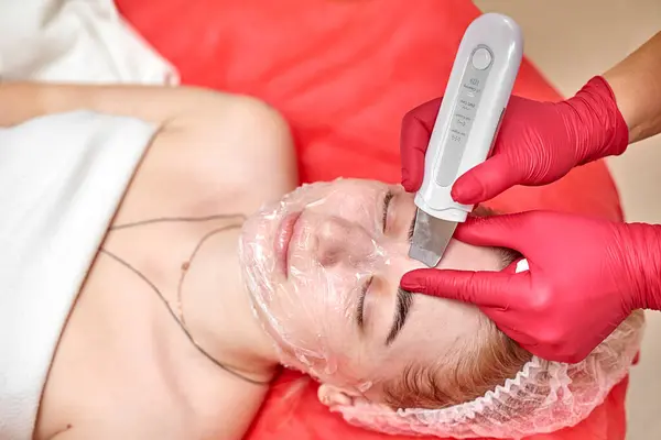 Soymak için ultrasonik paletle güzellik tedavisi
