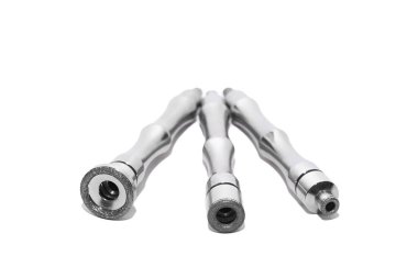 Beyaz arkaplanda bir mikro dermabrüksiyon makinesi için eklentilerName