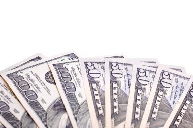Beyaz arka planda izole edilmiş bir grup dolar banknot. Para ve finans