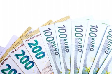 Avro banknotları beyaz arka planda izole edilmiş, üst manzara. Para ve finans