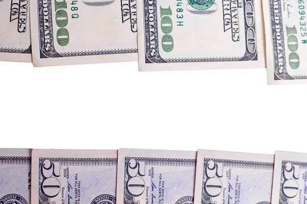 Beyaz arka planda izole edilmiş bir grup dolar banknot. Para ve finans