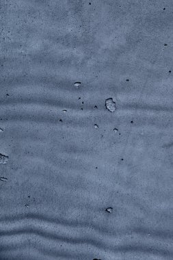 Soyut arkaplan, gri beton çelik ve doğal deformasyonlar.