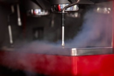 Kahve makinesinin bir parçası. Buharlı buharlı gemi geliyor.