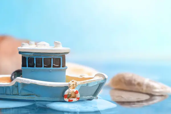 Denizdeki oyuncak tekne. yaz konsepti