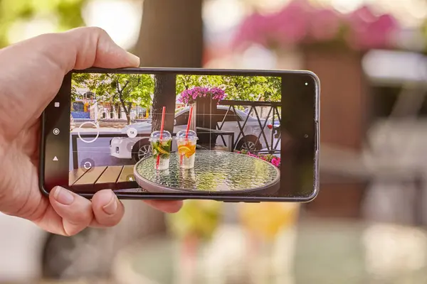Yaz aşaması. Telefon ekranında limonata fotoğrafı var.