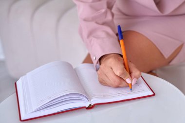Günlük ve el açılıyor Not almaya hazırlanıyor