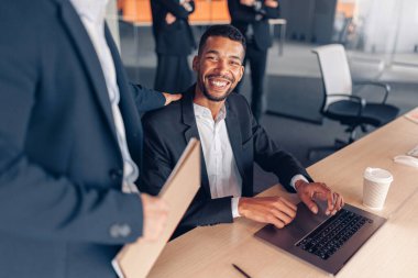 Modern ofisteki projede birlikte çalışan iki çok ırklı meslektaşım. Yüksek kalite fotoğraf