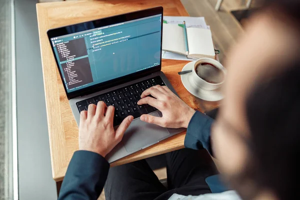 Cafe 'deki projede çalışan yakışıklı programcı serbest yazar. Yüksek kalite fotoğraf