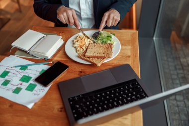 Moladan sonra kafede öğle yemeği yiyen işadamlarına yakın durun. Yüksek kalite fotoğraf