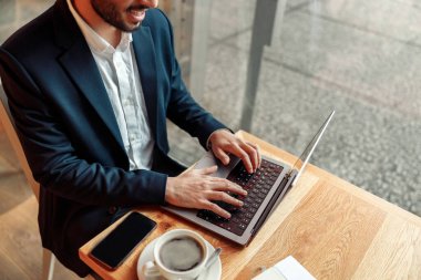 Kahve dükkanında dizüstü bilgisayarla çalışan iş adamlarına yakın çekim. Yüksek kalite fotoğraf