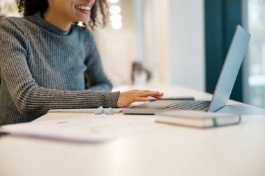 Konforlu kafenin pencerelerinde otururken bilgisayarında çalışan Afrikalı Kadın Serbest Çalışan 