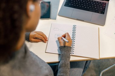 Konforlu kafenin pencerelerinde otururken bilgisayarında çalışan Afrikalı Kadın Serbest Çalışan 