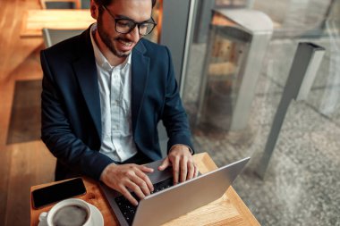 Hintli işadamı, kafeteryada dizüstü bilgisayarla çalışıyor. Yüksek kalite fotoğraf