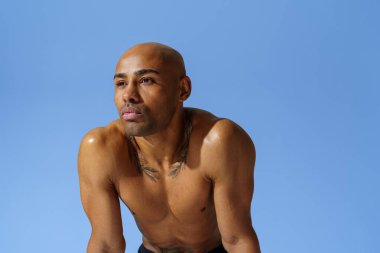 Stüdyo arka planında kaslı çıplak vücutlu çekici bir sporcu. Yüksek kalite fotoğraf