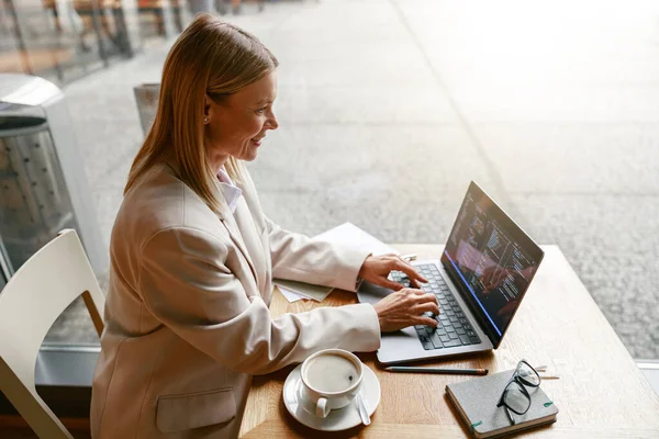 Programer Wanita Yang Mengerjakan Laptop Sambil Duduk Kafe Data Dilakukan — Stok Foto