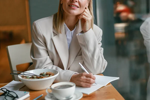 Menutup Bisnis Wanita Makan Siang Dan Membuat Catatan Saat Bekerja — Stok Foto