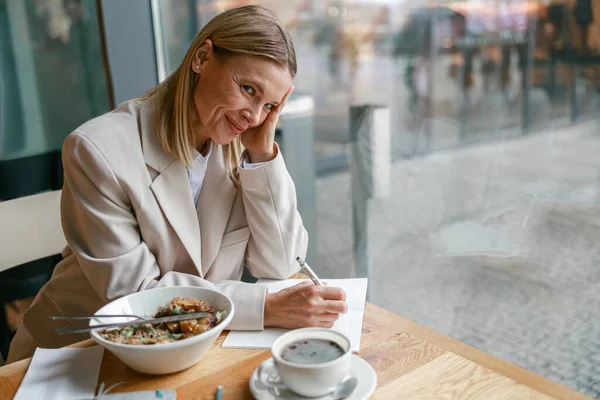 Smiling Businesswoman Having Lunch Making Notes While Working Cafe High — Stok Foto