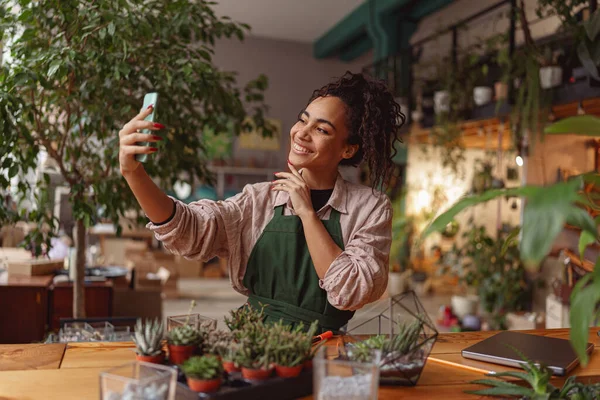 Smiling Woman Florist Taking Picture Her Plants Own Florar Studio — Stok Foto