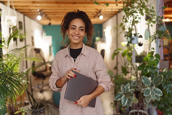 Perempuan Pemilik Studio Floristik Berdiri Dengan Laptop Selama Hari Kerja — Stok Foto