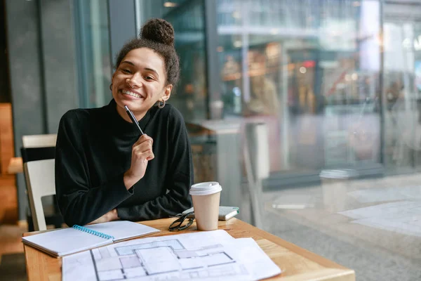 Arsitek Wanita Tersenyum Melihat Kamera Saat Bekerja Kafe Foto Berkualitas — Stok Foto