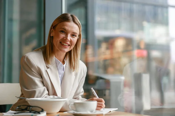 Smiling Businesswoman Having Lunch Making Notes While Working Cafe High — Stok Foto
