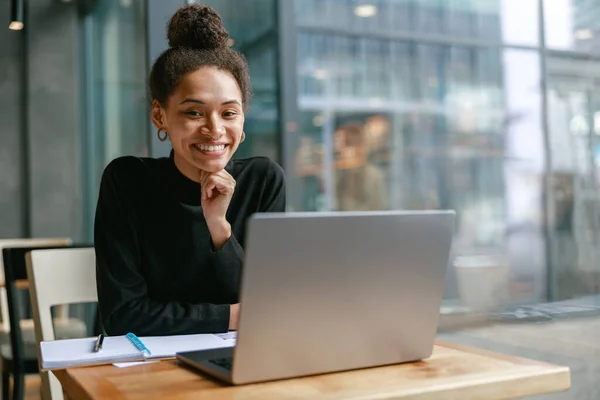Mahasiswa Perempuan Tersenyum Belajar Laptop Sambil Duduk Kafe Konsep Pendidikan — Stok Foto