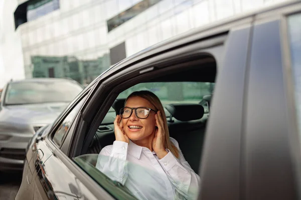 Stylowa Bizneswoman Okularach Podróżująca Samochodem Wyglądająca Przez Okno Wysokiej Jakości — Zdjęcie stockowe