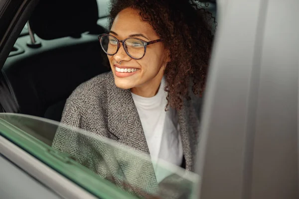Wanita Tersenyum Memakai Kacamata Duduk Taksi Kota Dan Melihat Jendela — Stok Foto