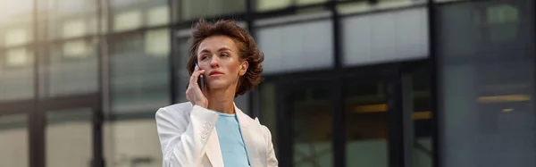 Attractive Young Business Woman White Suit Business Centre Blurred Background — Fotografia de Stock