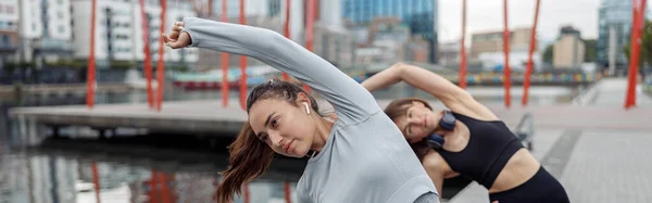 Stock image Beautiful sportive women doing fitness exercise on city background . Healthy lifestyle