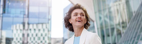 Χαμογελαστή Επιχειρηματίας Λευκό Κοστούμι Στέκεται Φόντο Ουρανοξύστες Cityscape — Φωτογραφία Αρχείου