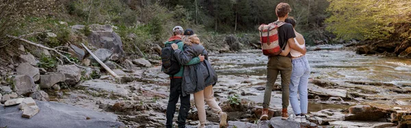 Rear Two Couples Standing Hugging River Rocks Hikers Mountains Valley — Foto de Stock