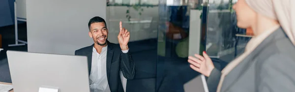 Zwei Multiethnische Mitarbeiter Unterhalten Sich Während Des Arbeitstages Büro Hochwertiges — Stockfoto