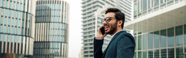 Hombre Negocios Sonriente Traje Con Teléfono Portátil Hablando Cerca Del — Foto de Stock