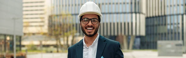 Leende Indisk Ingenjör Formell Kostym Och Hatt Med Pappersmapp Händerna — Stockfoto
