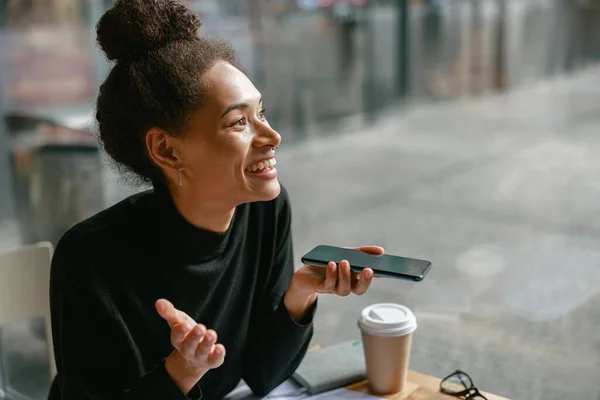 Wanita Yang Menarik Merekam Pesan Audio Ponsel Saat Duduk Kafe — Stok Foto