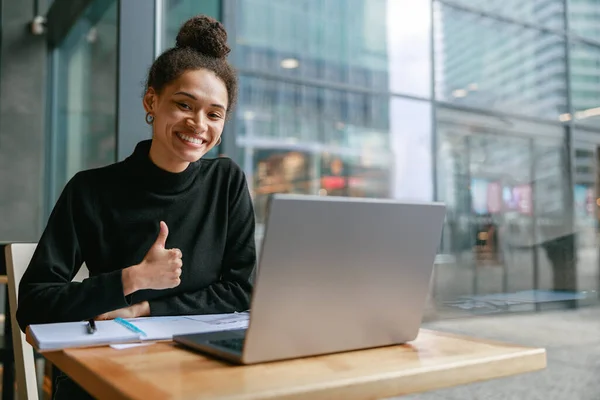 Mahasiswa Perempuan Tersenyum Belajar Laptop Sambil Duduk Kafe Konsep Pendidikan — Stok Foto