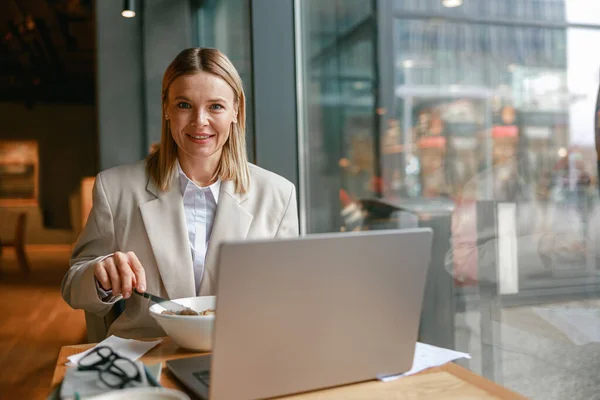 Pengusaha Wanita Sedang Makan Siang Bisnis Dan Bekerja Pada Laptop — Stok Foto