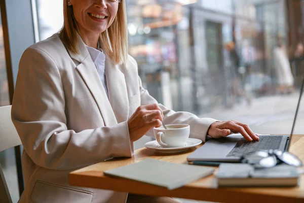 Wanita Yang Bekerja Laptop Dan Minum Kopi Sambil Duduk Kafe — Stok Foto