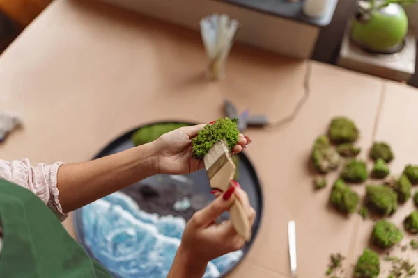 Woman Decorator Making Green Ikebana Tray Epoxy Resin Florist Studio — Stockfoto