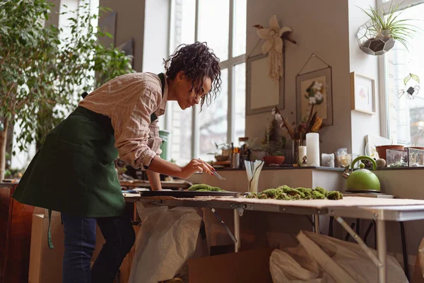 Dekorator Wanita Membuat Ikebana Hijau Atas Nampan Dengan Resin Epoksi — Stok Foto