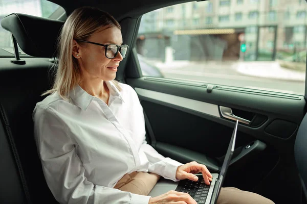 Akuntan Wanita Yang Bekerja Pada Laptop Duduk Kursi Belakang Mobil — Stok Foto