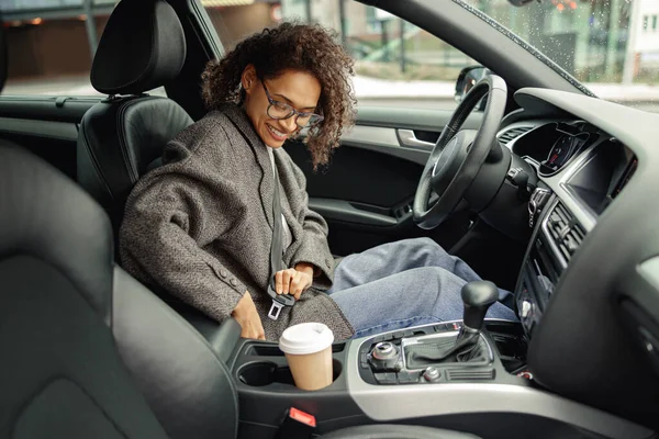 Kobieta Kierowca Zapiąć Pasy Przed Uruchomieniem Samochodu Koncepcja Bezpieczeństwa Jazdy — Zdjęcie stockowe