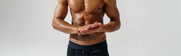 Αθλητής Γυμνό Κορμό Ζεσταίνεται Λευκό Φόντο Στούντιο — Φωτογραφία Αρχείου