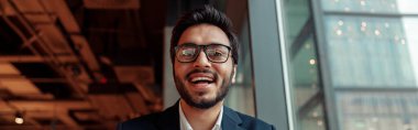Hintli işadamı, kafede çalışırken not defterine not alıyor. Yüksek kalite fotoğraf