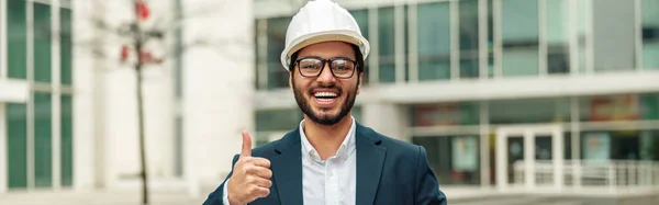 インドのエンジニアは 正式なスーツと親指を示す手に紙のフォルダとハード帽子 — ストック写真