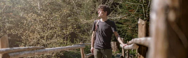Junger Gutaussehender Kerl Steht Auf Einer Alten Holzbrücke Bergwald Sommertourismus — Stockfoto